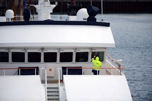 Sjömannen sätter saker i ordning på fartyget i hamn i Punta Arenas. — Stockfoto