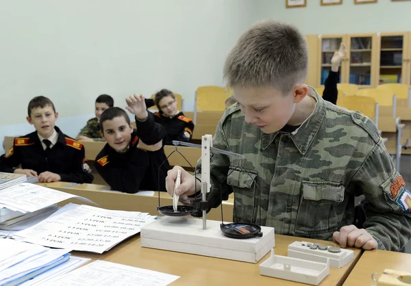 Natuurkunde les in de cadet corps van de politie — Stockfoto