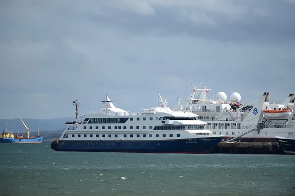 Osobní loď v přístavu Punta arenas. — Stock fotografie
