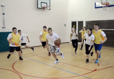  Beden eğitimi dersinde basketbol oynarken.