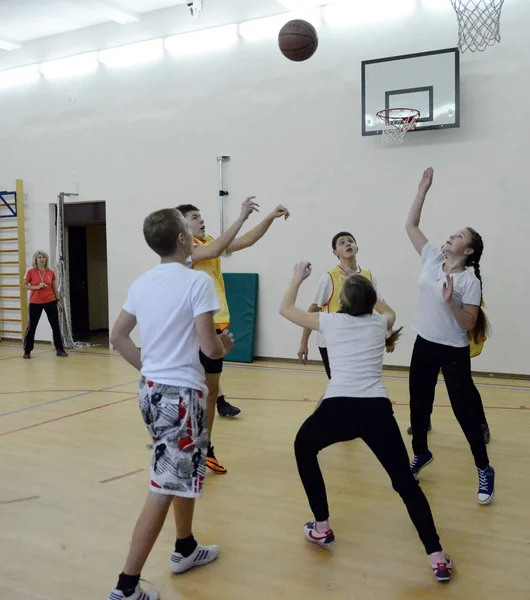 Jogar basquete na aula de ginástica . — Fotografia de Stock