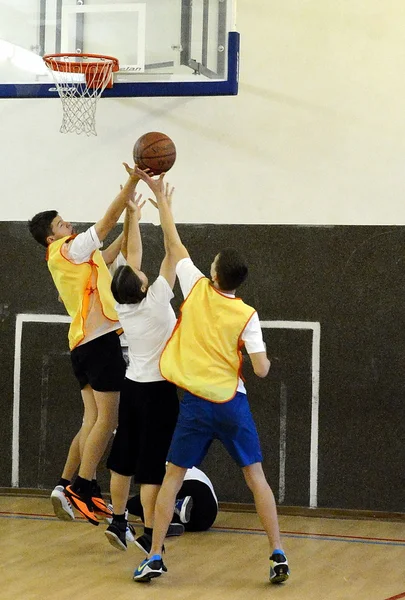 Jogar basquete na aula de ginástica . — Fotografia de Stock