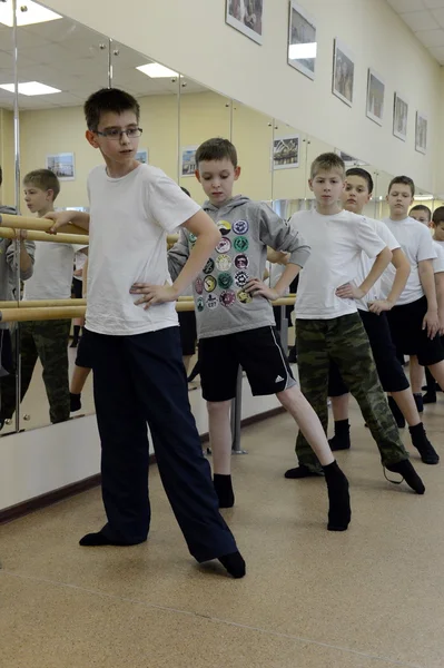 Cours de danse dans le corps des cadets de la police . — Photo