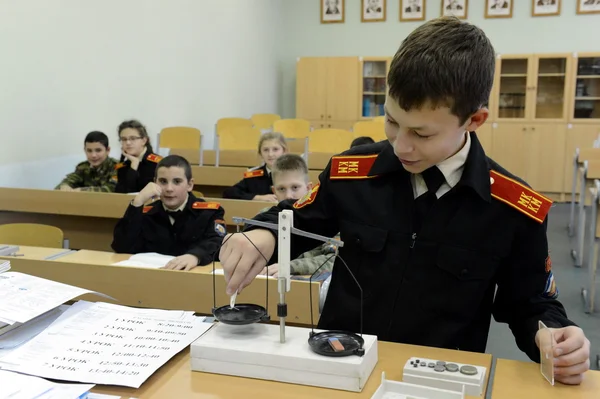 Natuurkunde les in de cadet corps van de politie. — Stockfoto