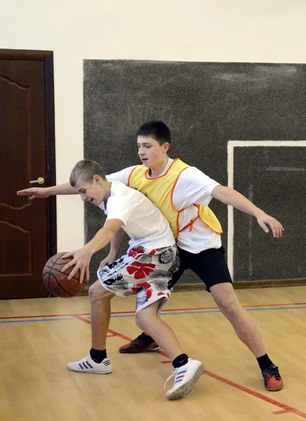 Playing basketball in gym class — Stock Photo, Image