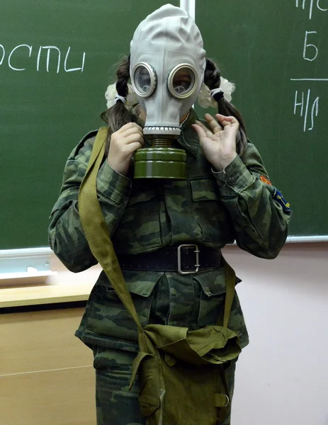 Ausbildung zum Anlegen der Gasmaske im Kadettenkorps der Polizei. — Stockfoto