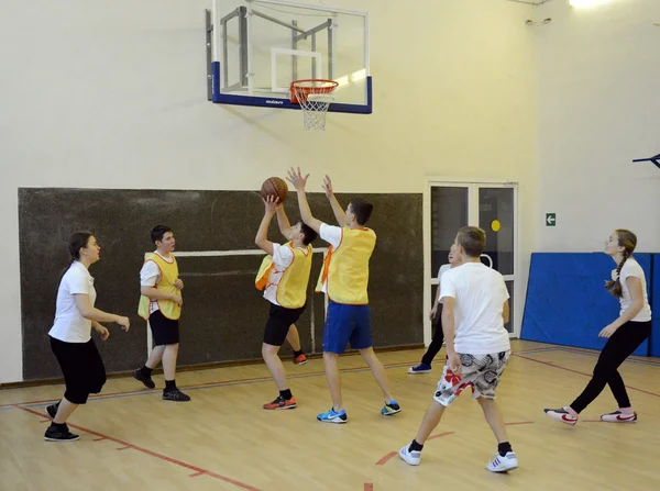 Playing basketball in gym class — Stock Photo, Image