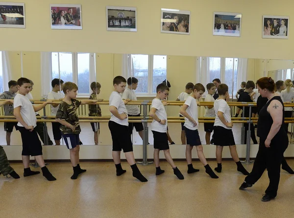 Clase de baile en el cuerpo de cadetes de la policía . —  Fotos de Stock
