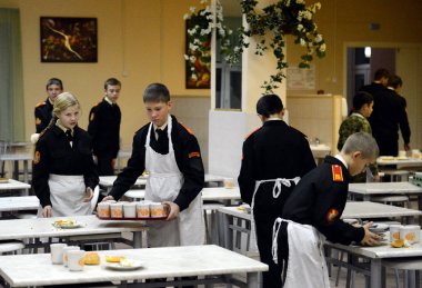  Polis askeri öğrenci kolordusunda yemek odasında görev başında.