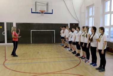  Cadet Kolordu beden eğitimi dersinde polis.