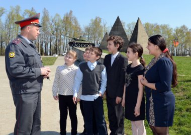 Yerel polis temsilcisi öğrenciler memorial kompleksi 