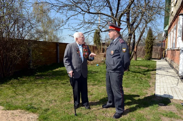 Ispettore distrettuale di polizia ha visitato il veterano di guerra . — Foto Stock
