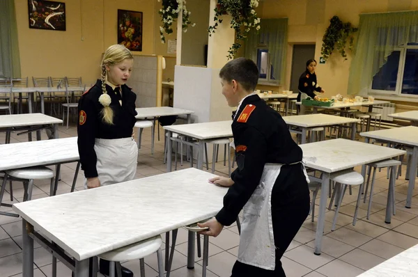 Ve službě v jídelně ve sboru kadet policie. — Stock fotografie