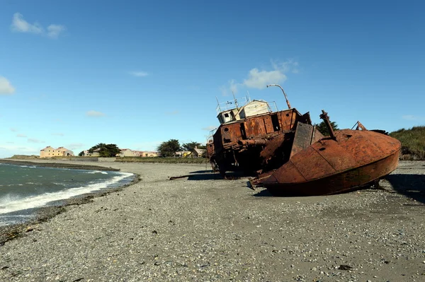 Rusty ship on the shore of the Strait of Magellan in the village of San Gregorio. — Stock Photo, Image