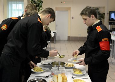 Polis cadet Kolordu yemek odasında.