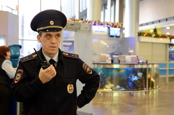 El empleado de la policía de transporte en el aeropuerto "Sheremetyevo " —  Fotos de Stock