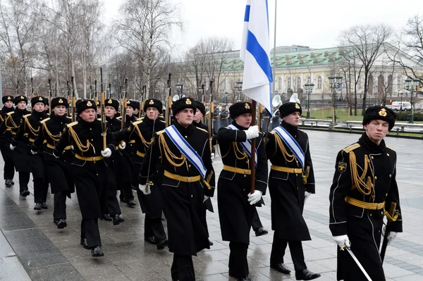 Marcia solenne della Guardia d'onore dopo aver deposto i fiori alla tomba del Milite Ignoto nel giardino Alexander . — Foto Stock