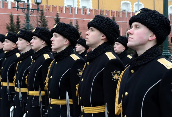 Æresvagten under en ceremoni med æglæggende blomster ved den ukendte soldats grav i Alexander-haven i Moskva - Stock-foto