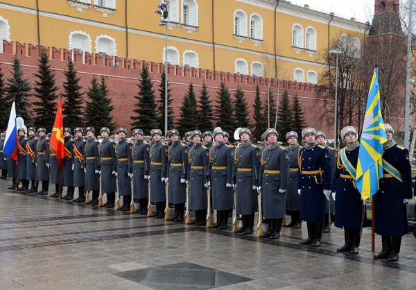 La garde d'honneur lors d'une cérémonie de dépôt de fleurs sur la tombe du soldat inconnu dans le jardin Alexandre à Moscou — Photo