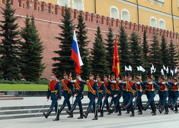 Marcia solenne della guardia d'onore dopo la posa di fiori alla tomba del Milite Ignoto a Mosca — Foto Stock
