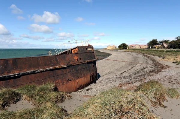 Rusty ship on the shore of the Strait of Magellan in the village of San Gregorio. — Stock Photo, Image