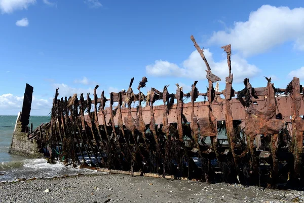 Rostig fartyget på stranden av Magellans sund i byn San Gregorio. — Stockfoto