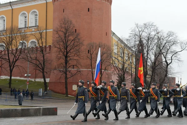 Marche solennelle de la garde d'honneur après avoir déposé des fleurs sur le tombeau du Soldat inconnu à Moscou . — Photo