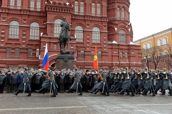 Solemn March of the honor guard after laying flowers to the monument to Marshal Georgy Zhukov in Moscow — Stock Photo, Image