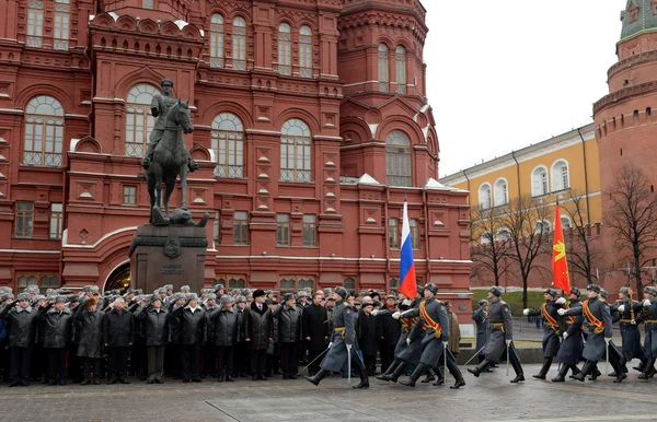 Marcha solene da guarda de honra depois de pôr flores ao monumento ao marechal Georgy Zhukov em Moscou — Fotografia de Stock