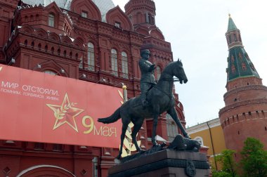 Mareşal Georgy Zhukov Historical Museum yakınındaki Anıtı.