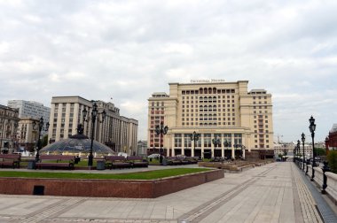 Modacı Meydanı, Rusya Federasyonu ve otel 