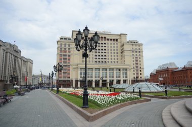 Modacı Meydanı, Rusya Federasyonu ve otel 