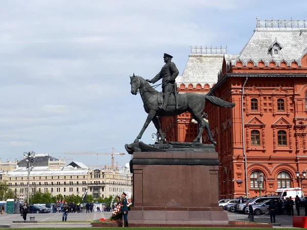 El monumento al mariscal Georgy Zhukov cerca del Museo Histórico . — Foto de Stock