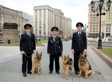 Polis köpeği işleyicileri, Moskova.