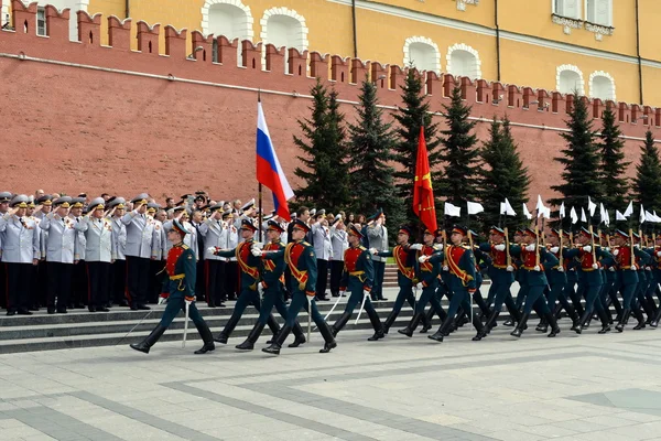 Feierlicher Marsch der Ehrengarde nach der Blumenniederlegung am Grab des unbekannten Soldaten in Moskau. — Stockfoto