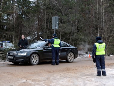  Kış yolda trafik polisi müfettişleri.
