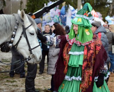 Bir Noel ağacı at yeni yıl tatili sırasında okşayarak bilinmeyen bir kadın kılığında.