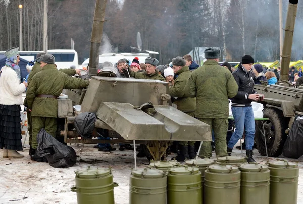 Vojáci krmených publikum vojenské polní kuchyně během vánočních svátků. — Stock fotografie