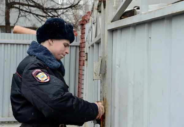 Soldier seals the lock on the gate. — Stock Photo, Image