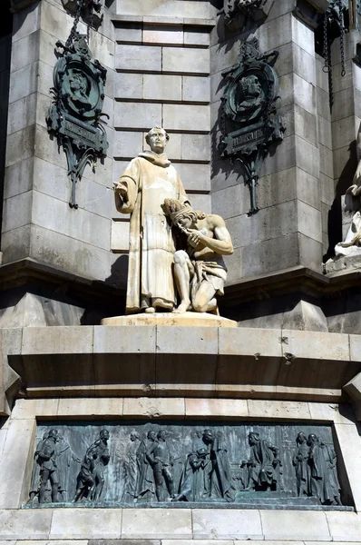 Monumento a Colombo é de 60 m. Está localizado no acabamento La Rambla e construído em 1888 . — Fotografia de Stock