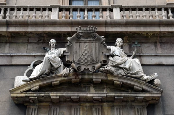 Sculptures on a building in Barcelona. — Stock Photo, Image