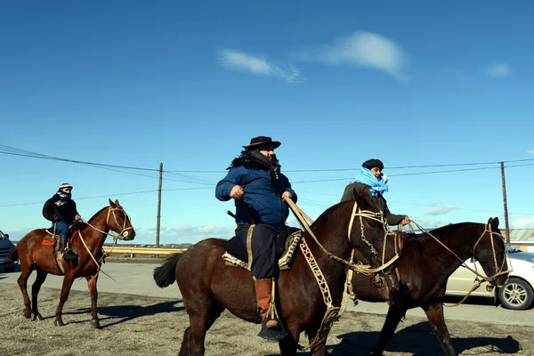 I Gauchos stanno cavalcando lungo la strada a Rio Grande . — Foto Stock