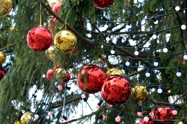 Los juguetes de Año Nuevo en el principal árbol de Navidad ruso en la plaza de la Catedral del Kremlin —  Fotos de Stock