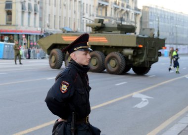  Polis askeri geçit töreni Moskova Tverskaya Caddesi üzerinde prova sırasında kanun ve düzeni sağlamak.