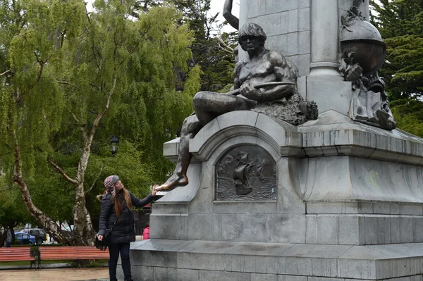 Touristen am Denkmal für Fernando Magellan in Punta Arenas. — Stockfoto