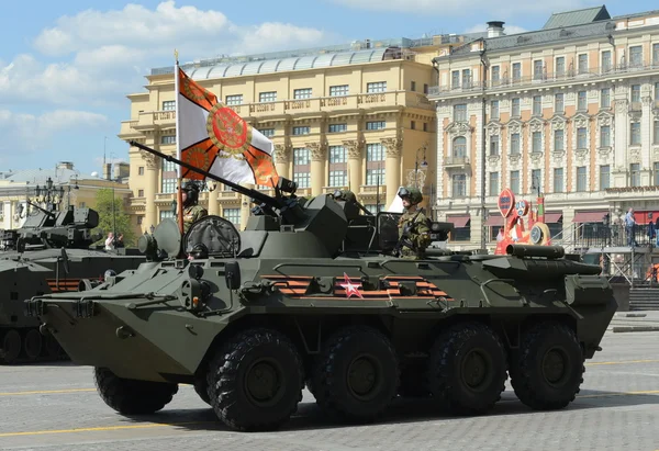 Die btr-82 ist ein 8x8 fahrbarer amphibischer gepanzerter Mannschaftstransportwagen (apc) — Stockfoto