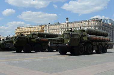  S-400 Triumf (Nato rapor adı: Sa-21 Growler) büyük ve orta menzilli bir hava silah sistem Rusya'nın Almaz Merkezi Tasarım Bürosu tarafından geliştirilmiştir.