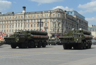  S-400 Triumf (Nato rapor adı: Sa-21 Growler) büyük ve orta menzilli bir hava silah sistem Rusya'nın Almaz Merkezi Tasarım Bürosu tarafından geliştirilmiştir.