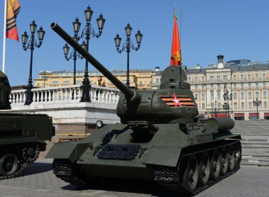  Zafer günü için özel geçit töreni provası, orta tank T-34-85.