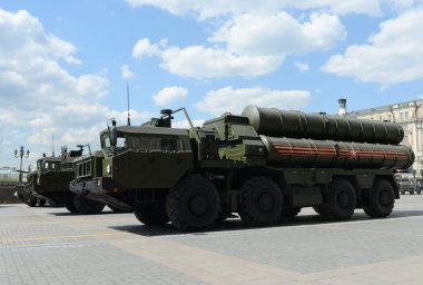  S-400 Triumf (Nato rapor adı: Sa-21 Growler) büyük ve orta menzilli bir hava silah sistem Rusya'nın Almaz Merkezi Tasarım Bürosu tarafından geliştirilmiştir.